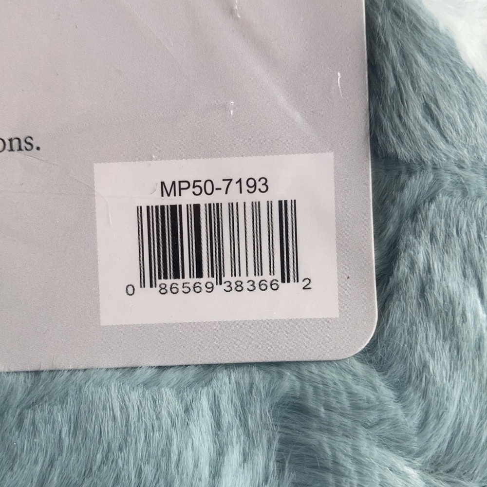 Relisted Madison Park faux fur throw blanket 60 X 70 in - Picture 10 of 14